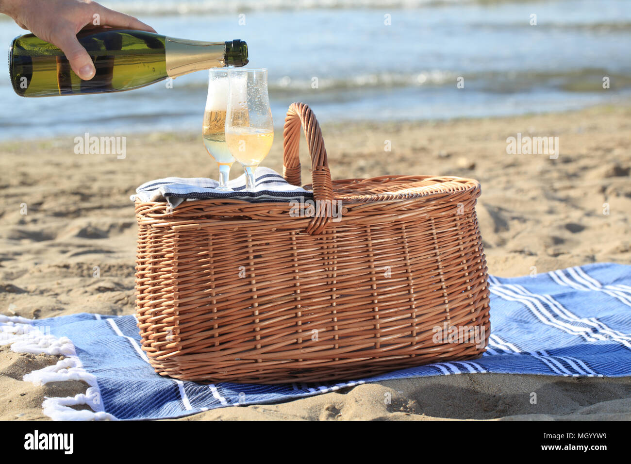 Lunettes avec champagne sur un panier de pique-nique Banque D'Images