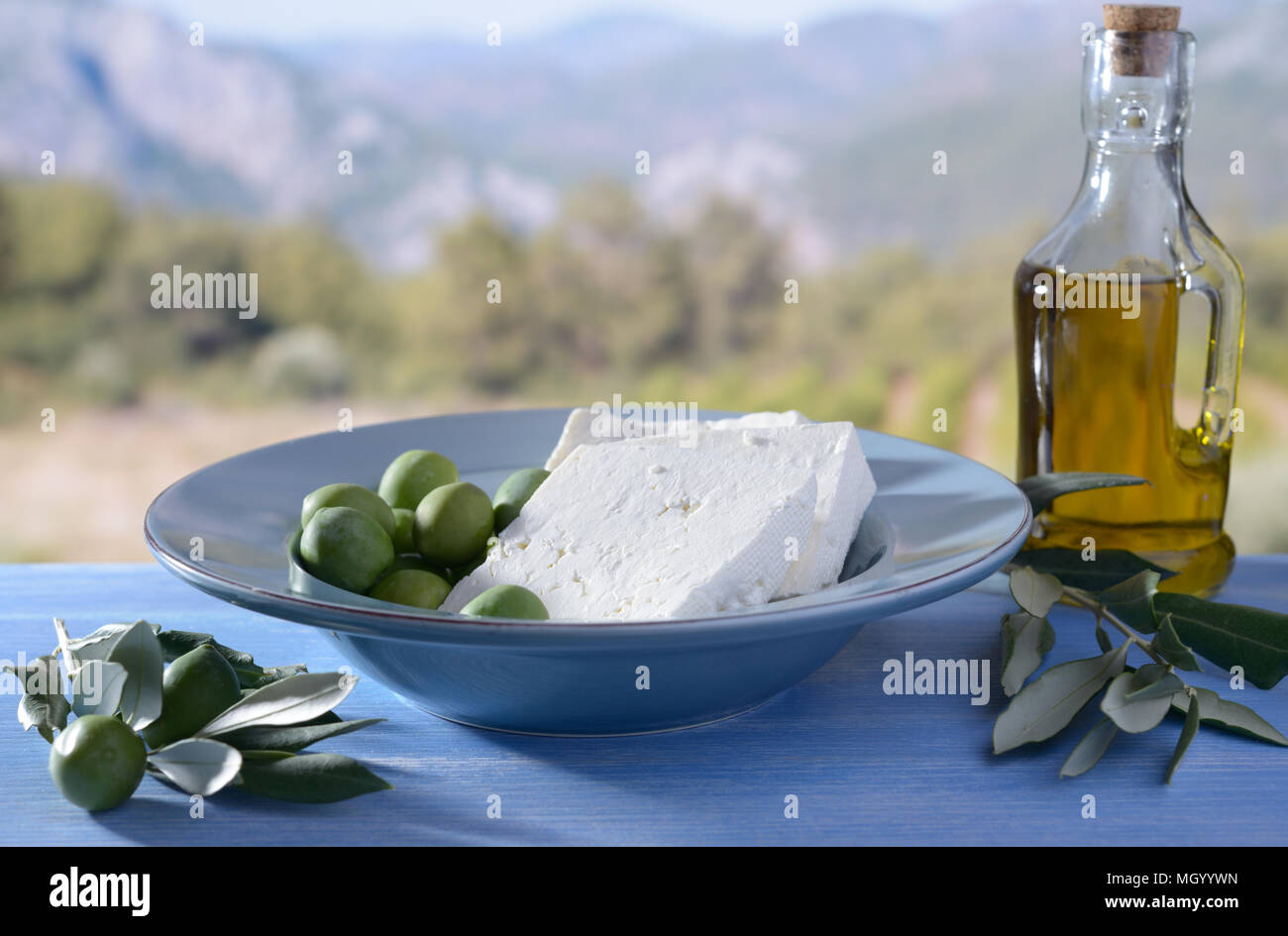 Fromage Feta, olives vertes, et l'huile d'olive Banque D'Images