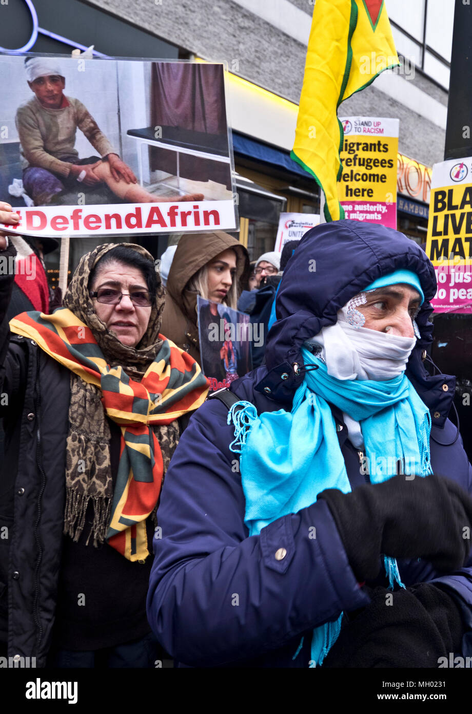 Les hommes et les femmes kurdes protestent contre le génocide par les troupes turques à Afrin Syrie le défendre contre le racisme, la manifestation internationale à Londres pour marquer la Journée des Nations Unies contre le racisme. 17 mars 2018 Banque D'Images