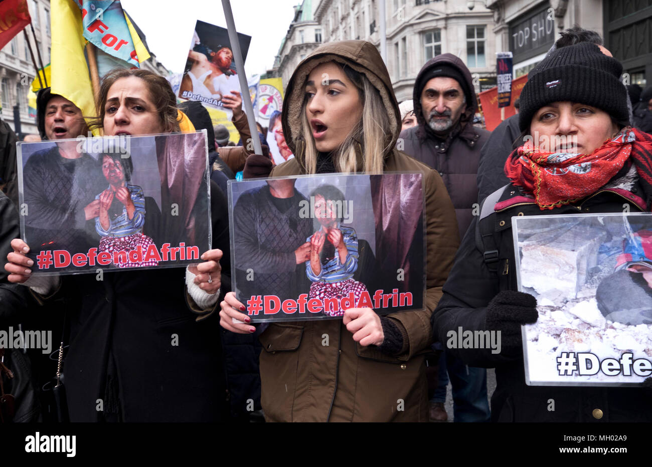 Les hommes et les femmes kurdes protestent contre le génocide par les troupes turques à Afrin Syrie le défendre contre le racisme, la manifestation internationale à Londres pour marquer la Journée des Nations Unies contre le racisme. 17 mars 2018 Banque D'Images