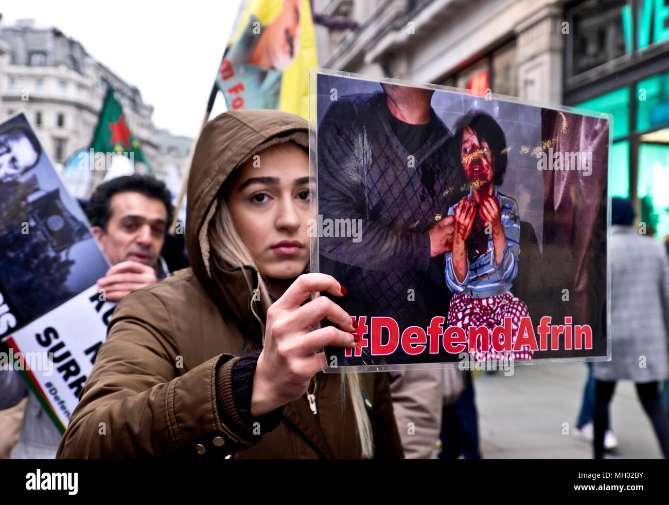Les hommes et les femmes kurdes protestent contre le génocide par les troupes turques à Afrin Syrie le défendre contre le racisme, la manifestation internationale à Londres pour marquer la Journée des Nations Unies contre le racisme. 17 mars 2018 Banque D'Images