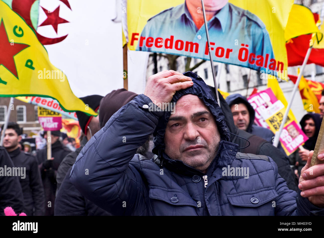 Les hommes et les femmes kurdes protestent contre le génocide par les troupes turques à Afrin Syrie le défendre contre le racisme, la manifestation internationale à Londres pour marquer la Journée des Nations Unies contre le racisme. 17 mars 2018 Banque D'Images