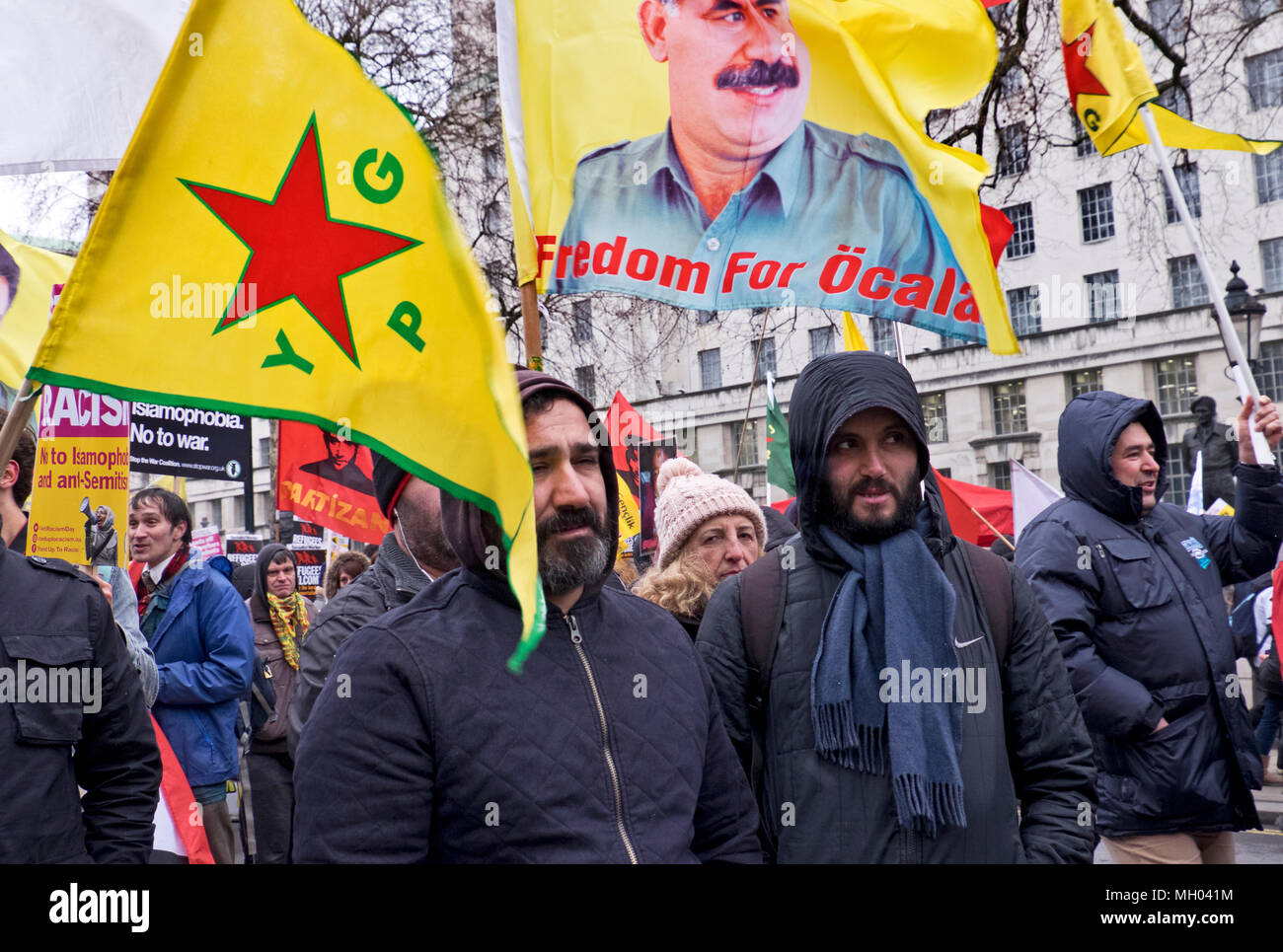 Les hommes et les femmes kurdes protestent contre le génocide par les troupes turques à Afrin Syrie le défendre contre le racisme, la manifestation internationale à Londres pour marquer la Journée des Nations Unies contre le racisme. 17 mars 2018 Banque D'Images