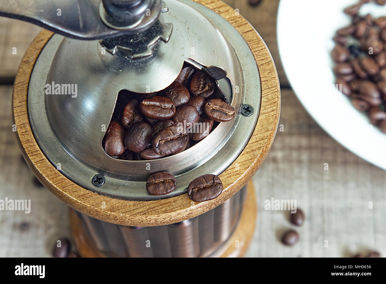 Close up café en grains à grinder sur bois table. Banque D'Images