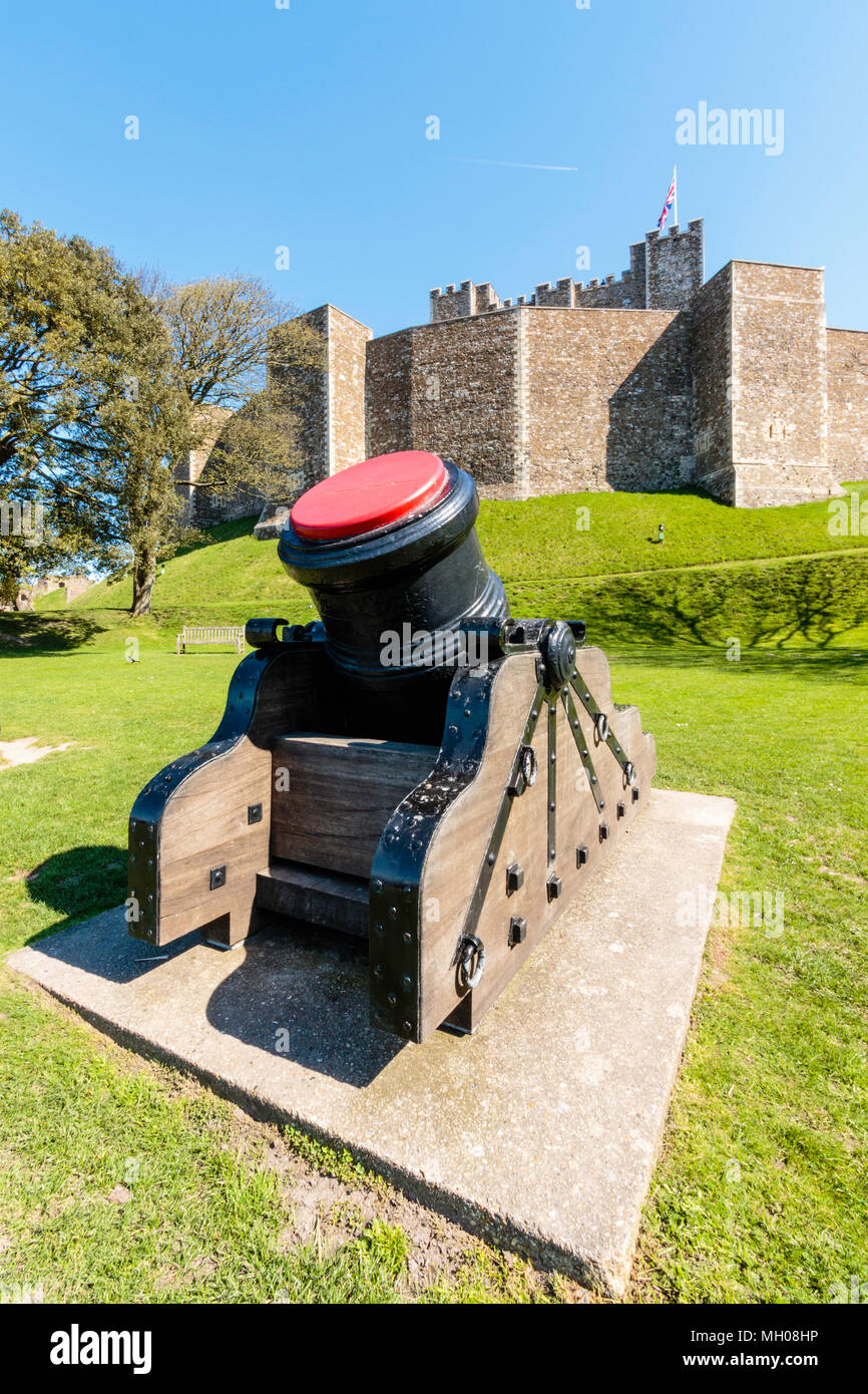 Château de Douvres. Début de siège en raison de mortier le château de Douvres. L'arrière-plan est l'intérieur des murs avec bailey la Grande Tour, garder. Soleil, ciel bleu. Banque D'Images