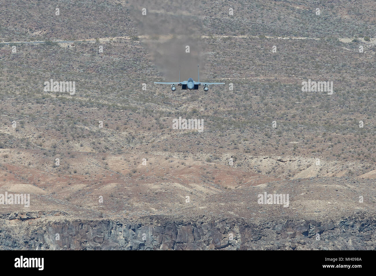 Vue sur la tête d'un F-15C Eagle Jet Fighter de la California Air National Guard, 144e Escadre de chasse, le vol par Rainbow Canyon, Californie, USA. Banque D'Images