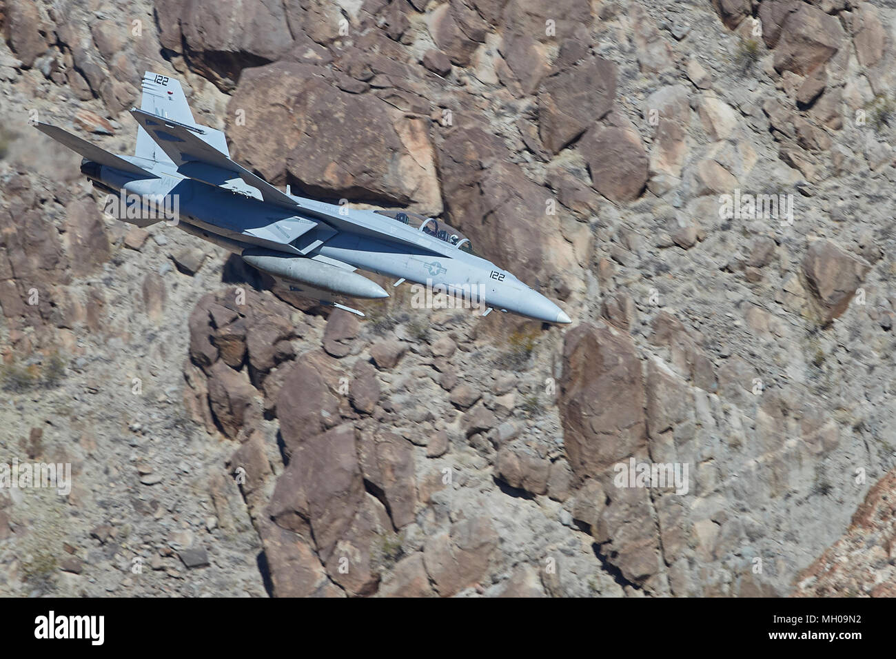 La Photo en gros plan d'un United States Navy F/A-18F Super Hornet chasseur à réaction volant à basse altitude par Rainbow Canyon en Californie, aux États-Unis. Banque D'Images