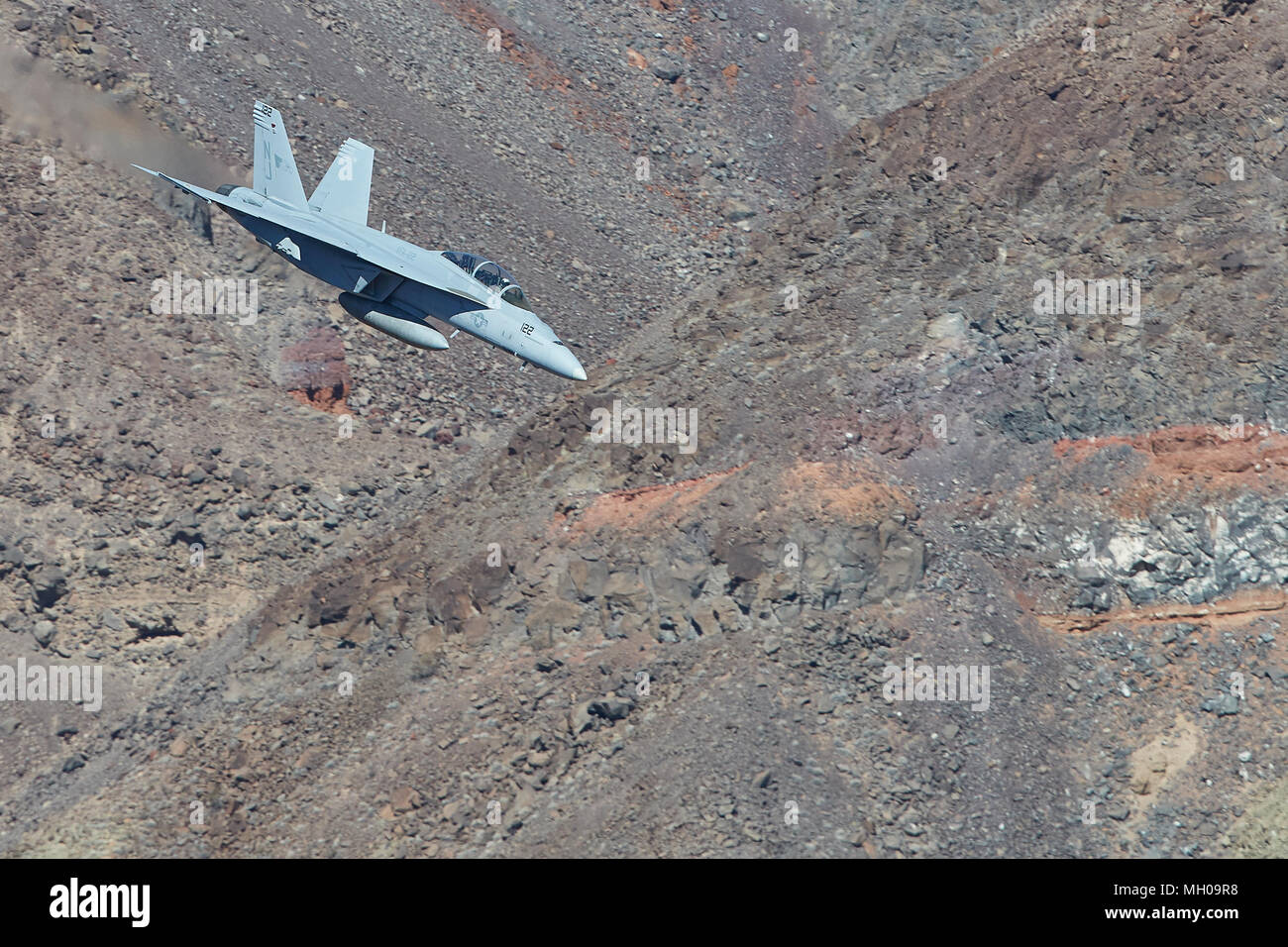 Close Up image of a United States Navy F/A-18F Super Hornet chasseur à réaction volant à faible niveau par Rainbow Canyon en Californie, aux États-Unis. Banque D'Images