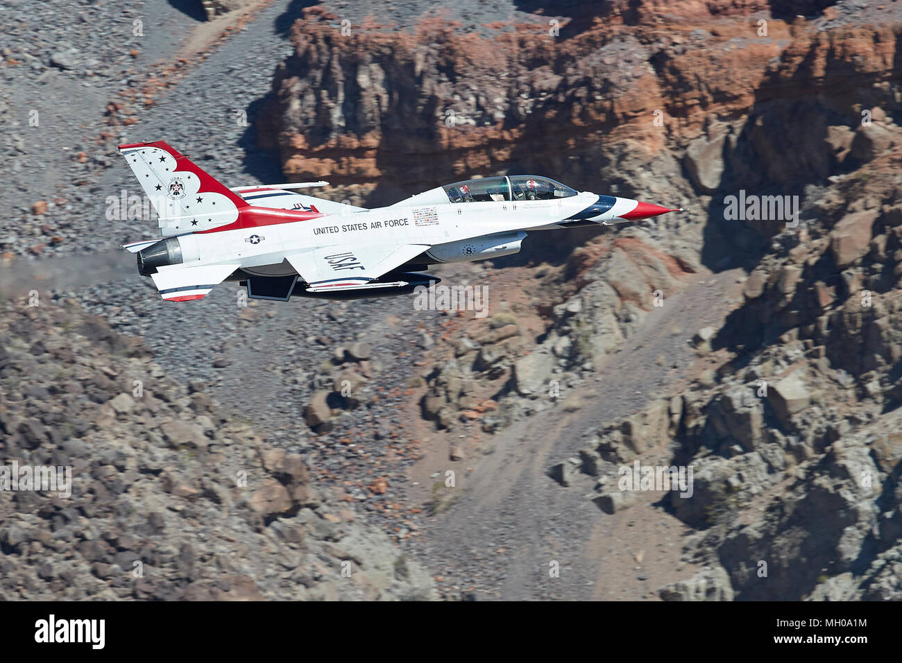 Siège double US Air Force Lockheed Martin F-16D Fighting Falcon Jet de combat de l'USAF volant à travers des Thunderbirds 'Rainbow Canyon, Californie, USA. Banque D'Images