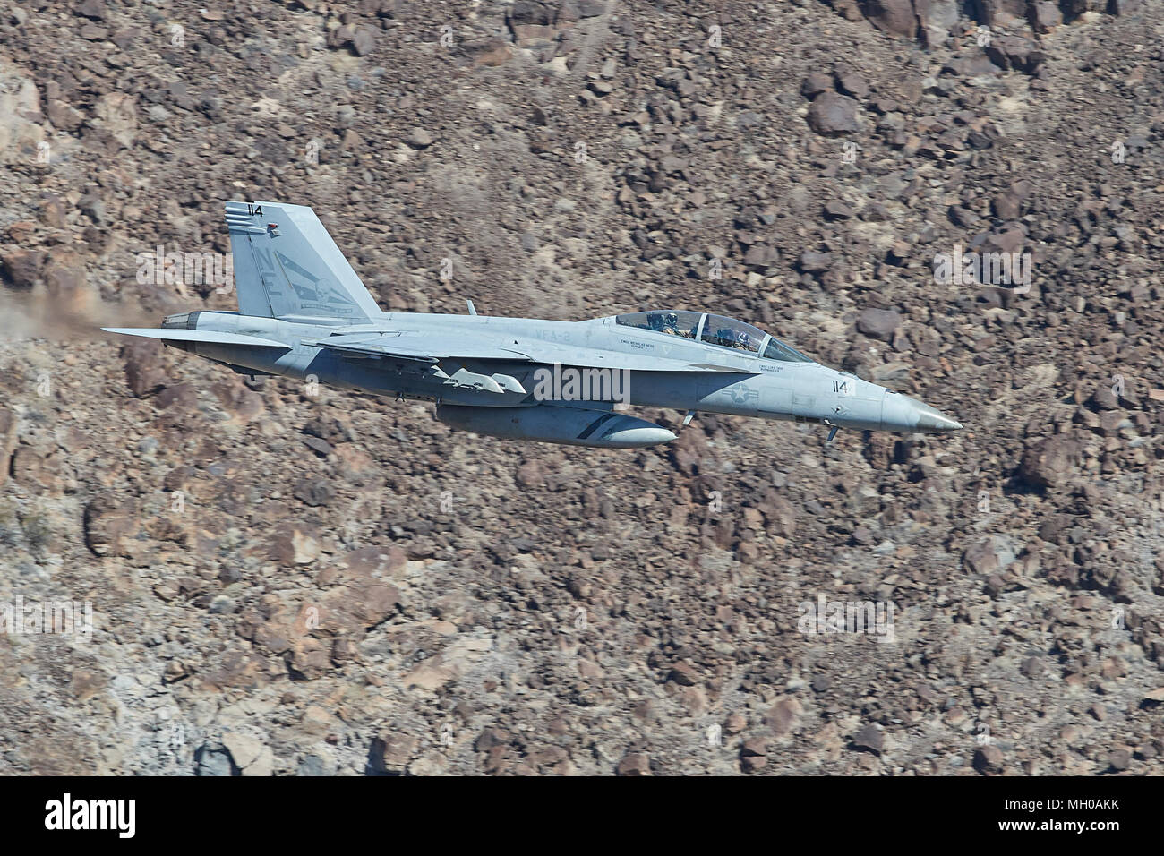 Photo de profil d'un United States Navy F/A-18F Super Hornet chasseur à réaction volant à faible niveau par Rainbow Canyon en Californie, aux États-Unis. Banque D'Images