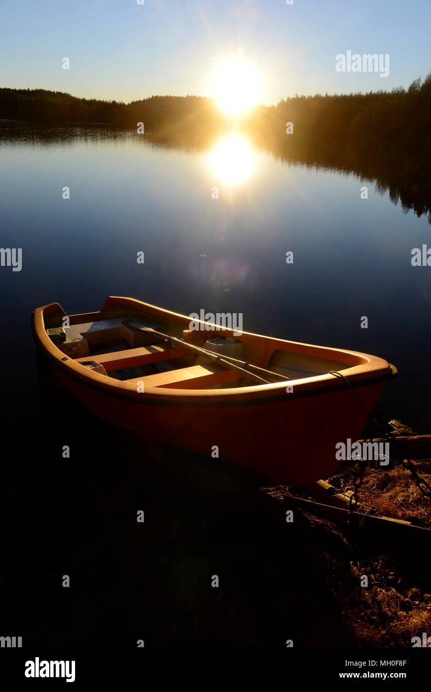 Soirée coucher de soleil sur lac norvégien avec petits bateaux en premier plan à Nordbysjøen près de Lillestrøm et Oslo, Norvège Banque D'Images