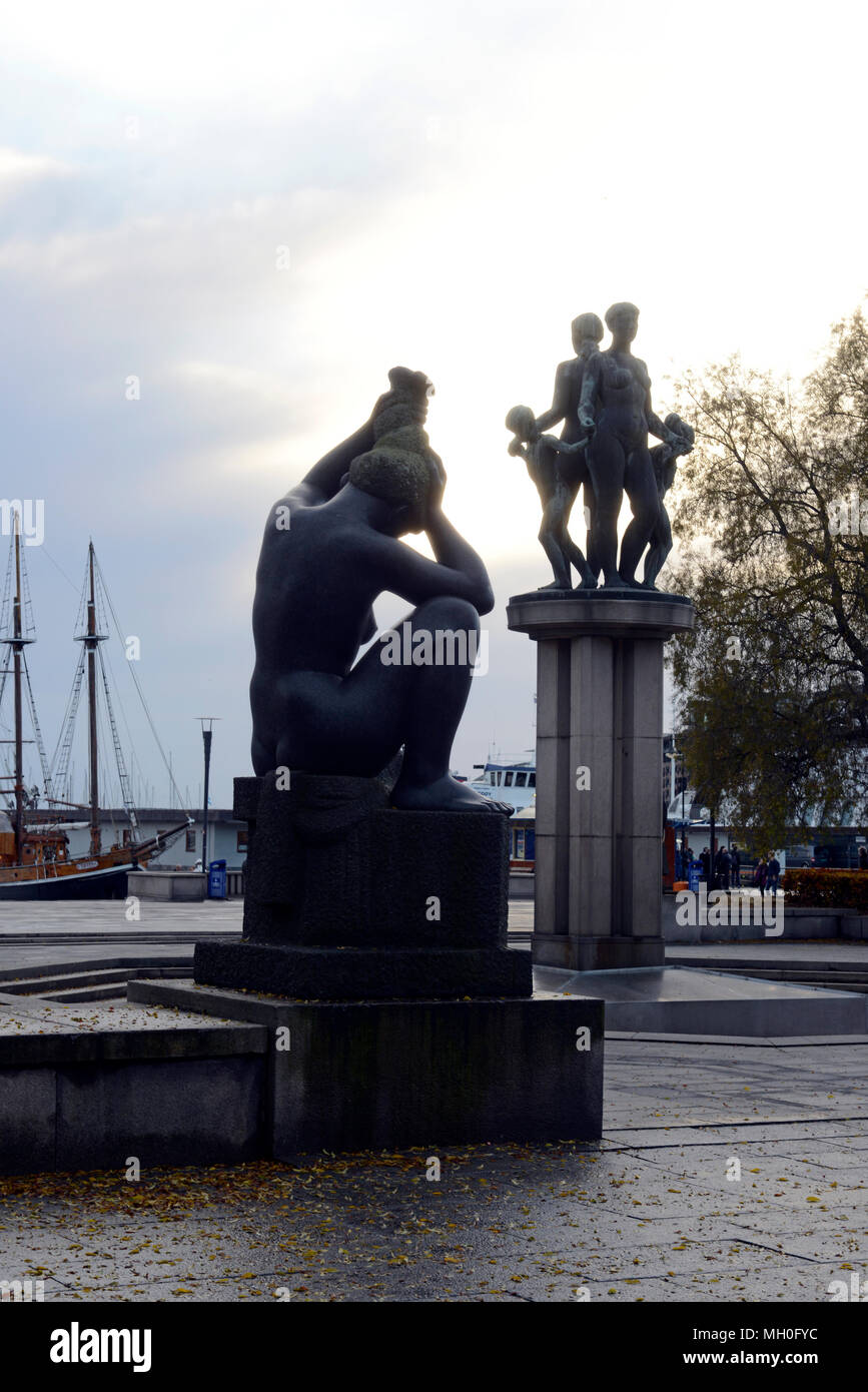 Sculpture de famille de quatre par Gustav Vigeland par waterfront à Oslo Norvège Banque D'Images