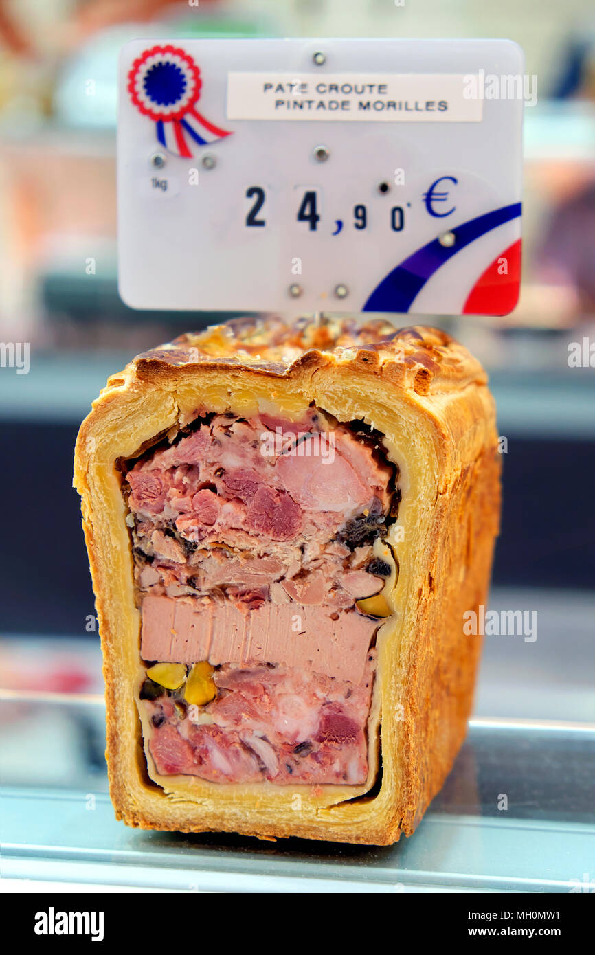 Le pâté en croûte, Marché Halles Sainte-Claire, Grenoble, Auvergne-Rhône-Alpes, France Banque D'Images