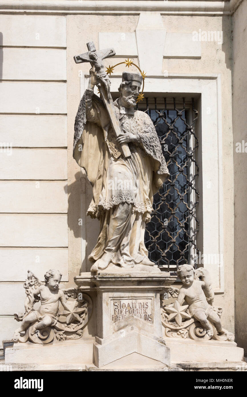 Une statue de saint Jean Népomucène (ch. 1345 - 20 mars 1393) le saint de Bohême, (République tchèque), qui s'est noyé dans la rivière Vltava Banque D'Images