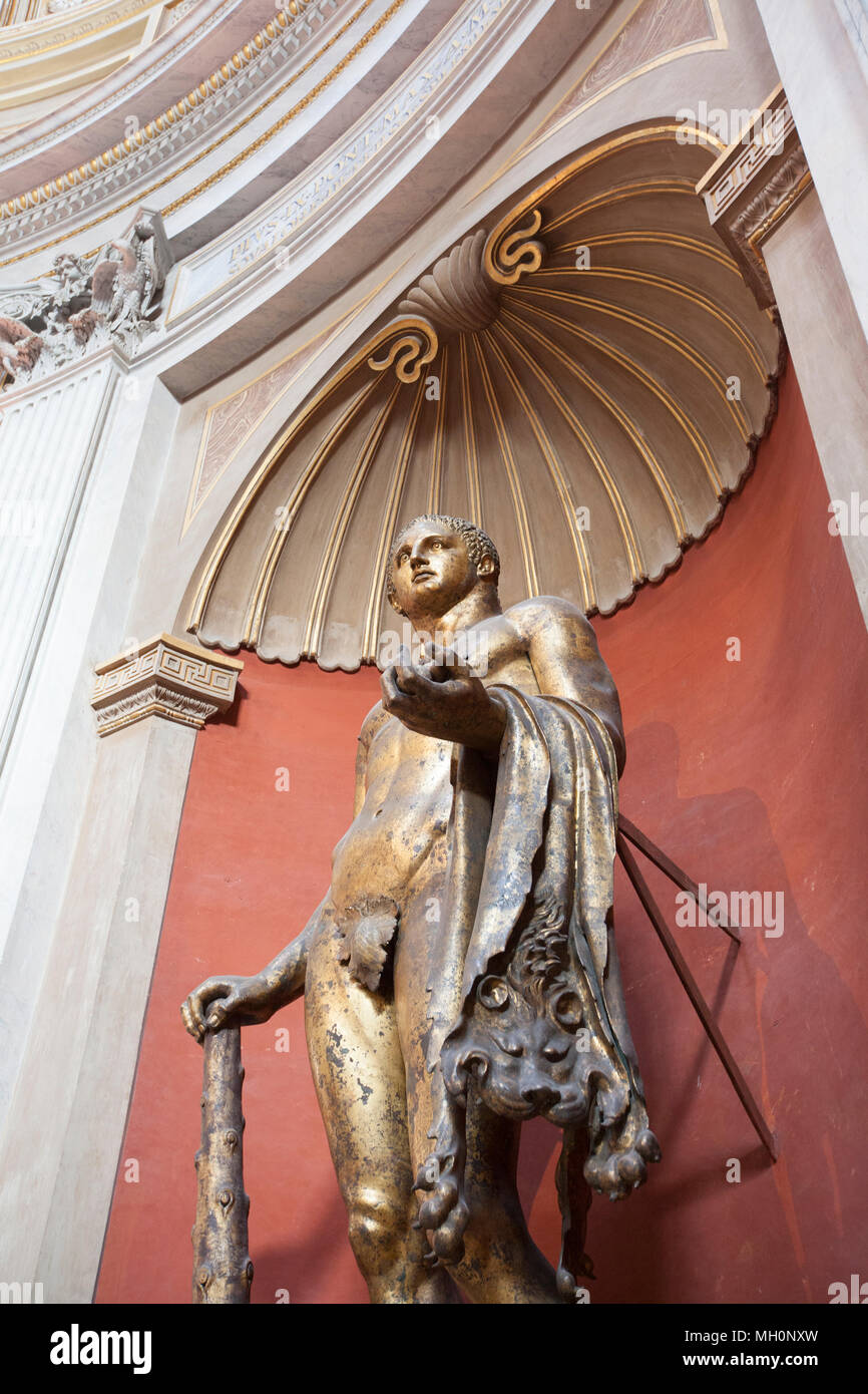 Le doré bronze statue d'Hercule du théâtre de Pompey ... Hercules en bronze doré Statue en Sala Rotonda au Musée du Vatican Banque D'Images