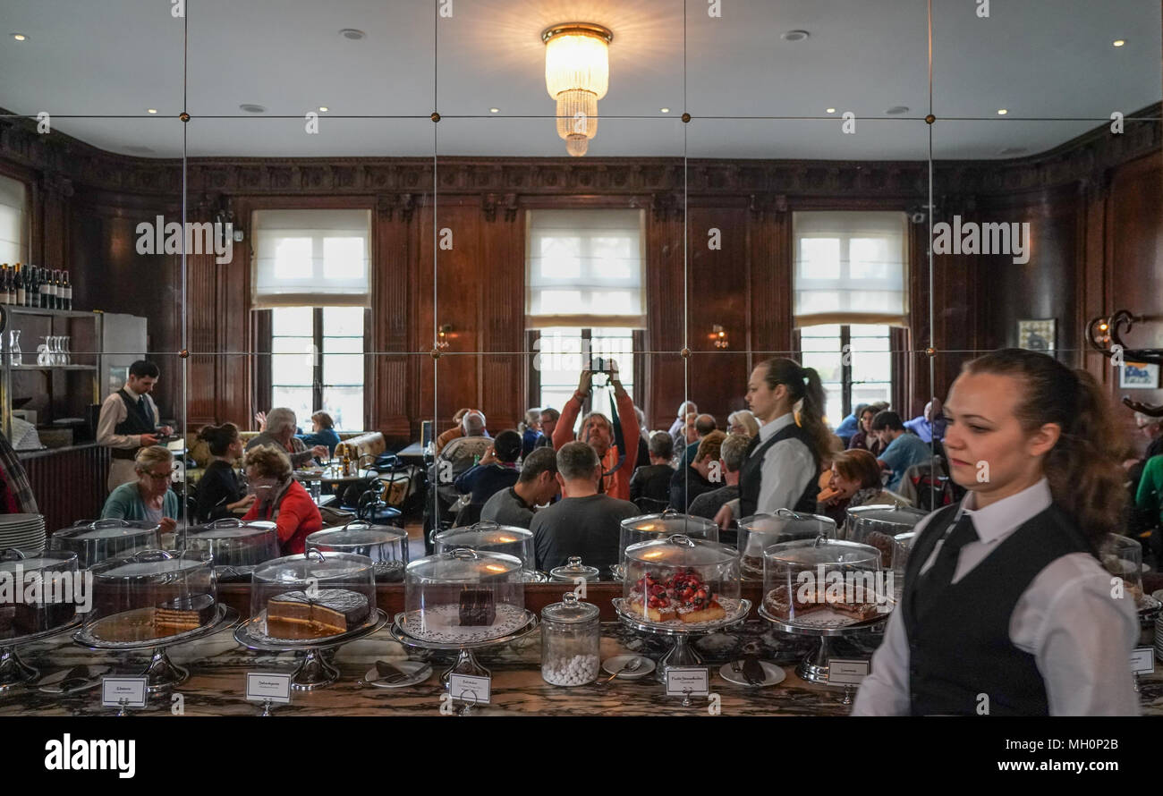 Café Sabarsky dans la Neue Galerie de New York aux États-Unis. À partir d'une série de photos de voyage aux États-Unis. Date de la photo : Lundi, Apri Banque D'Images