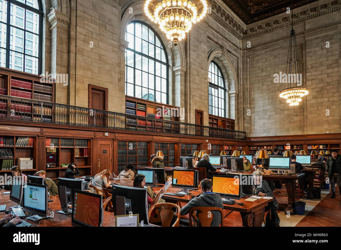 Le projet de loi Blas Catalogue Prix Public dans la bibliothèque de la ville de New York. À partir d'une série de photos de voyage aux États-Unis. Date de la photo : le vendredi 6 avril, 2018 Banque D'Images