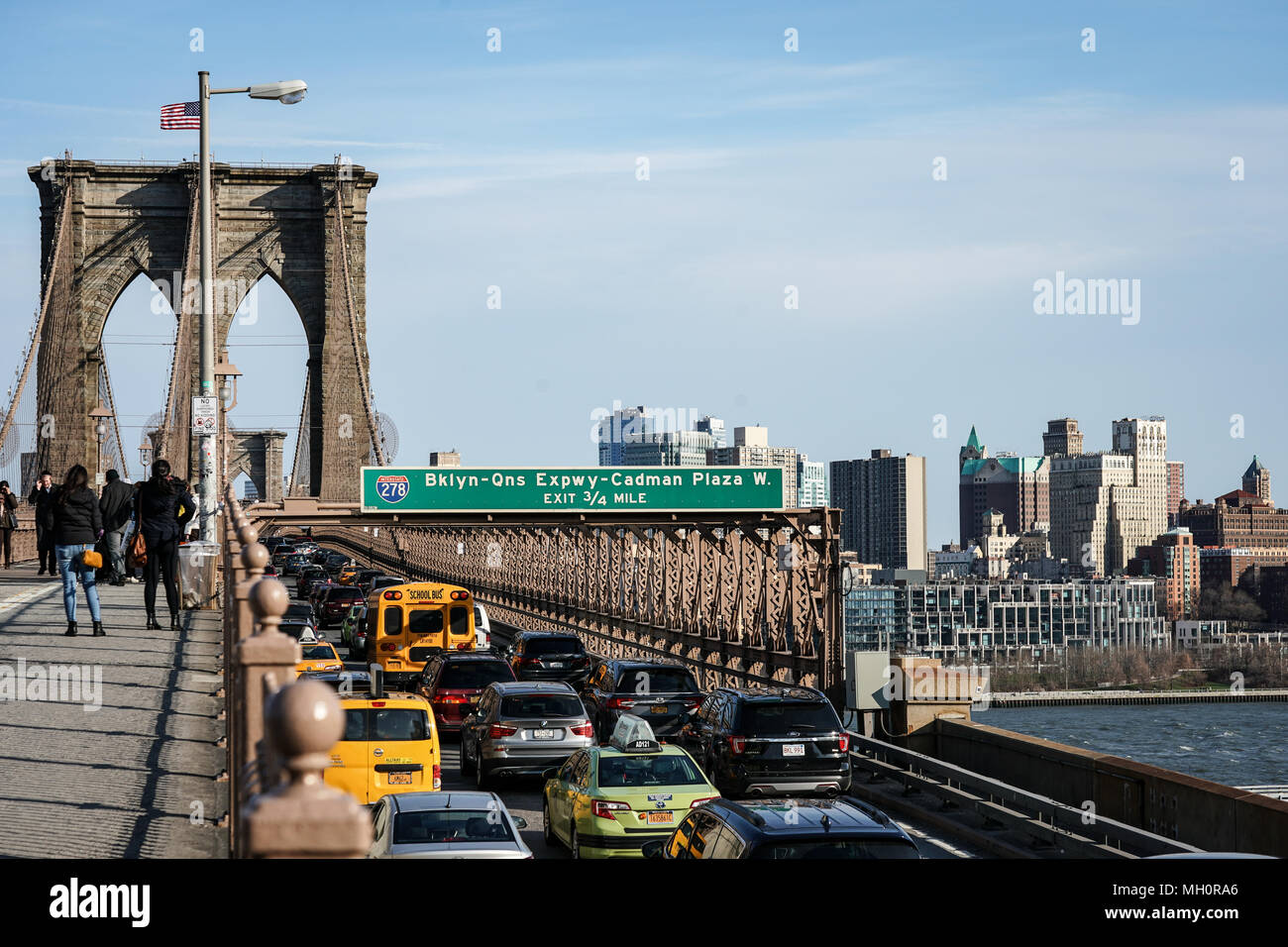 Une vue sur le pont de Brooklyn à la recherche vers Brooklyn à New York aux États-Unis. À partir d'une série de photos de voyage aux États-Unis. Pho Banque D'Images