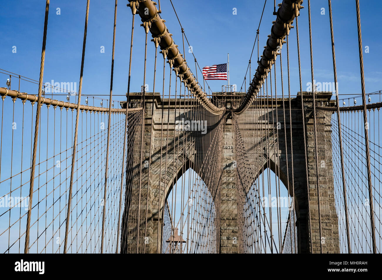Une vue sur le pont de Brooklyn à New York aux États-Unis. À partir d'une série de photos de voyage aux États-Unis. Date de la photo : le vendredi 6 avril, Banque D'Images