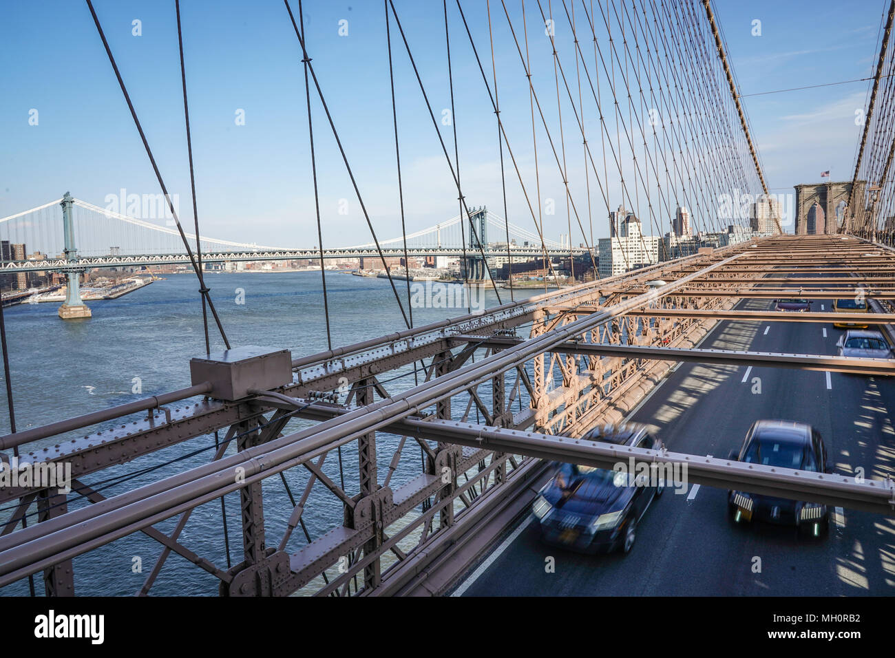 Une vue sur le pont de Brooklyn à la recherche vers Brooklyn à New York aux États-Unis. À partir d'une série de photos de voyage aux États-Unis. Pho Banque D'Images