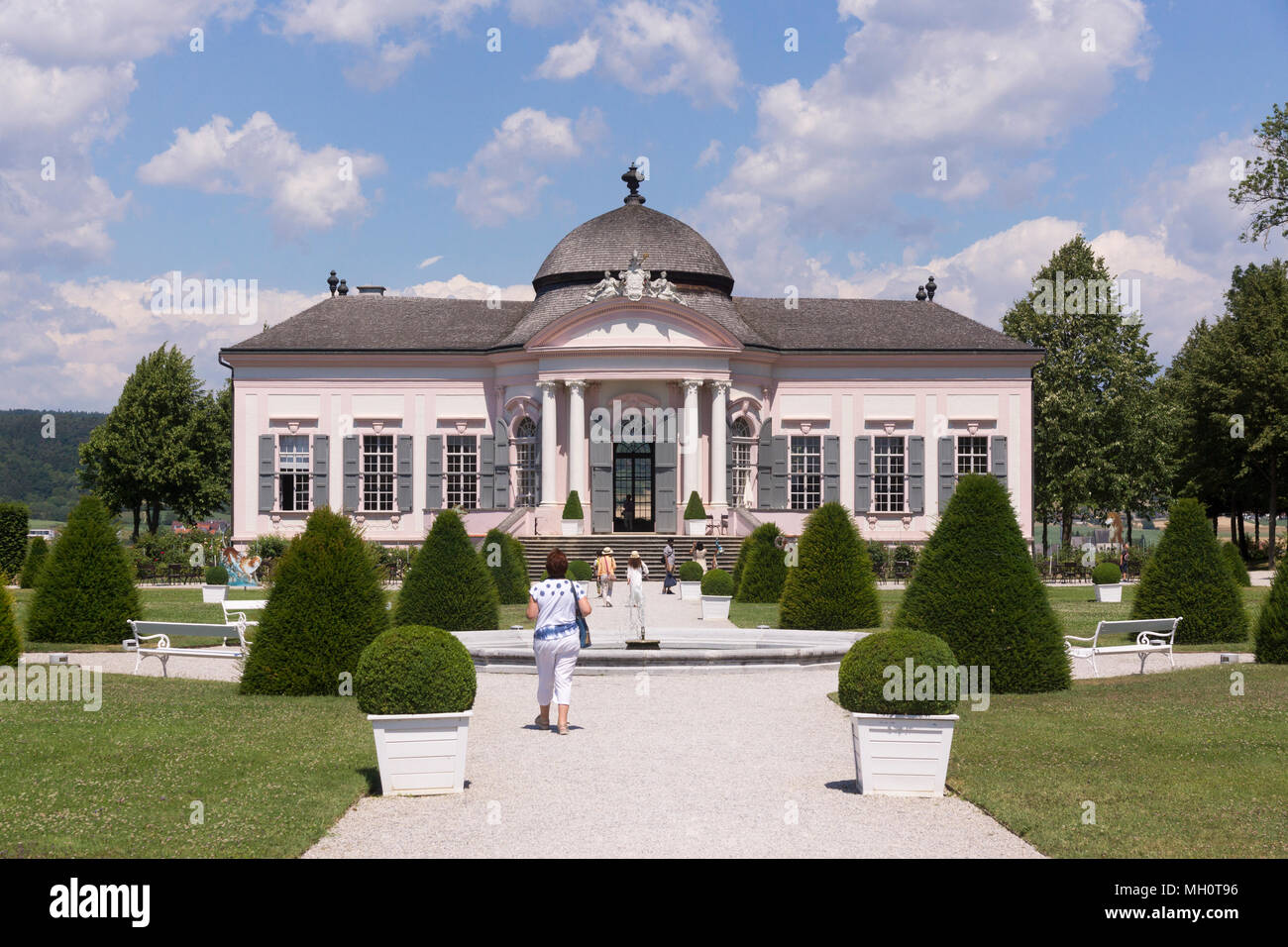 Les touristes visitant le pavillon de jardin baroque (Gartenpavillon) dans le parc de l'Abbaye de Melk, une partie de l'héritage culturel mondial de l'UNESCO Banque D'Images