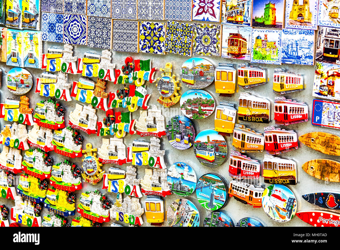 Carreaux de céramique colorée aimants Souvenirs Artisanat Lisbonne Portugal pour les touristes. Banque D'Images