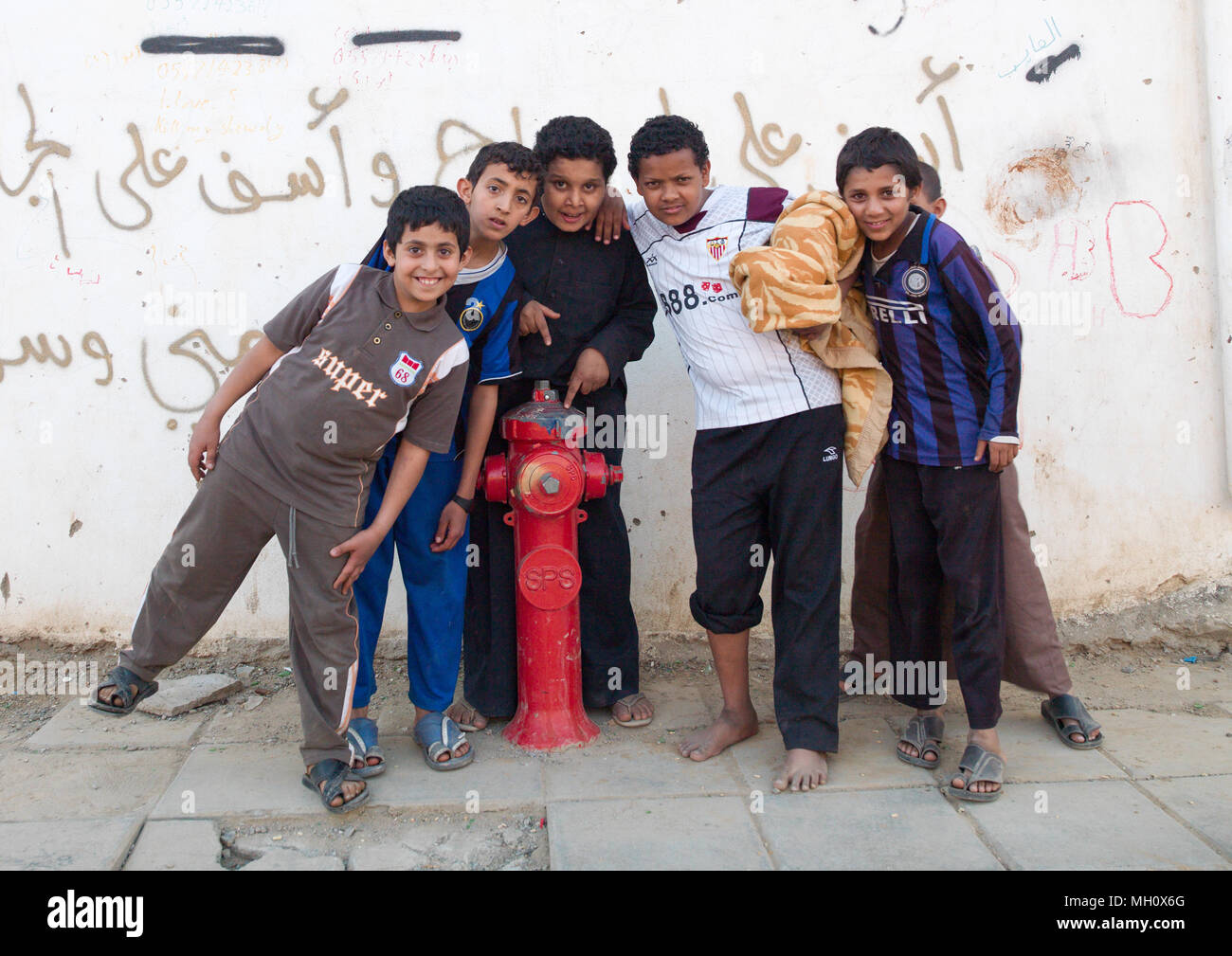 L'Arabie des garçons dans la rue, Province de Najran, Najran, Arabie Saoudite Banque D'Images