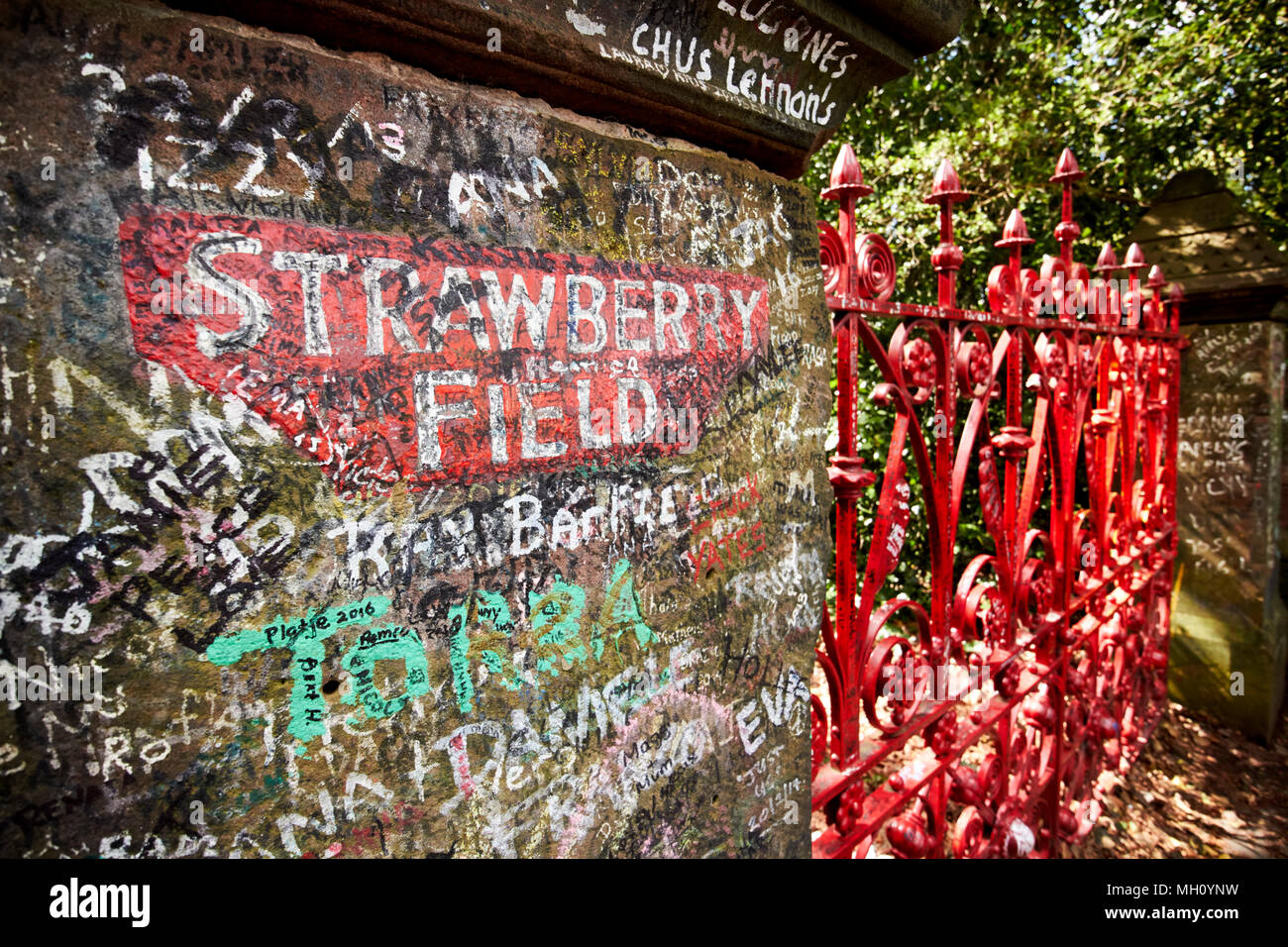 Les portes de strawberry field rendu célèbre par la chanson des Beatles strawberry fields forever écrit par John Lennon qui vivait à proximité Liverpool Merseyside e Banque D'Images