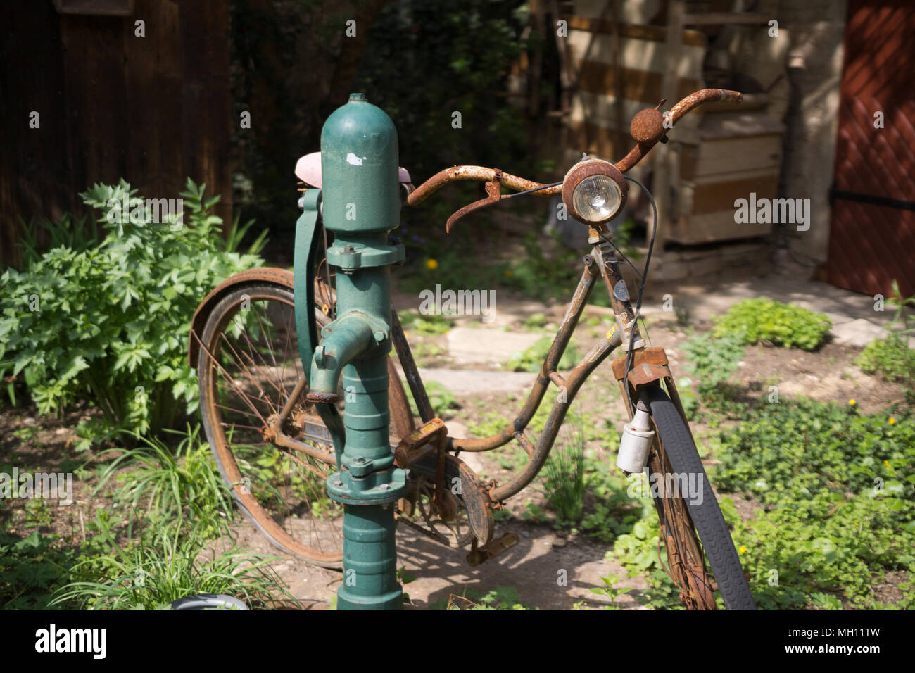 Un vieux vélo rouillé appuyé contre une pompe à eau, une partie de  l'expérience de vin Loisium au musée, Loisium Langenlois, Basse Autriche  Photo Stock - Alamy