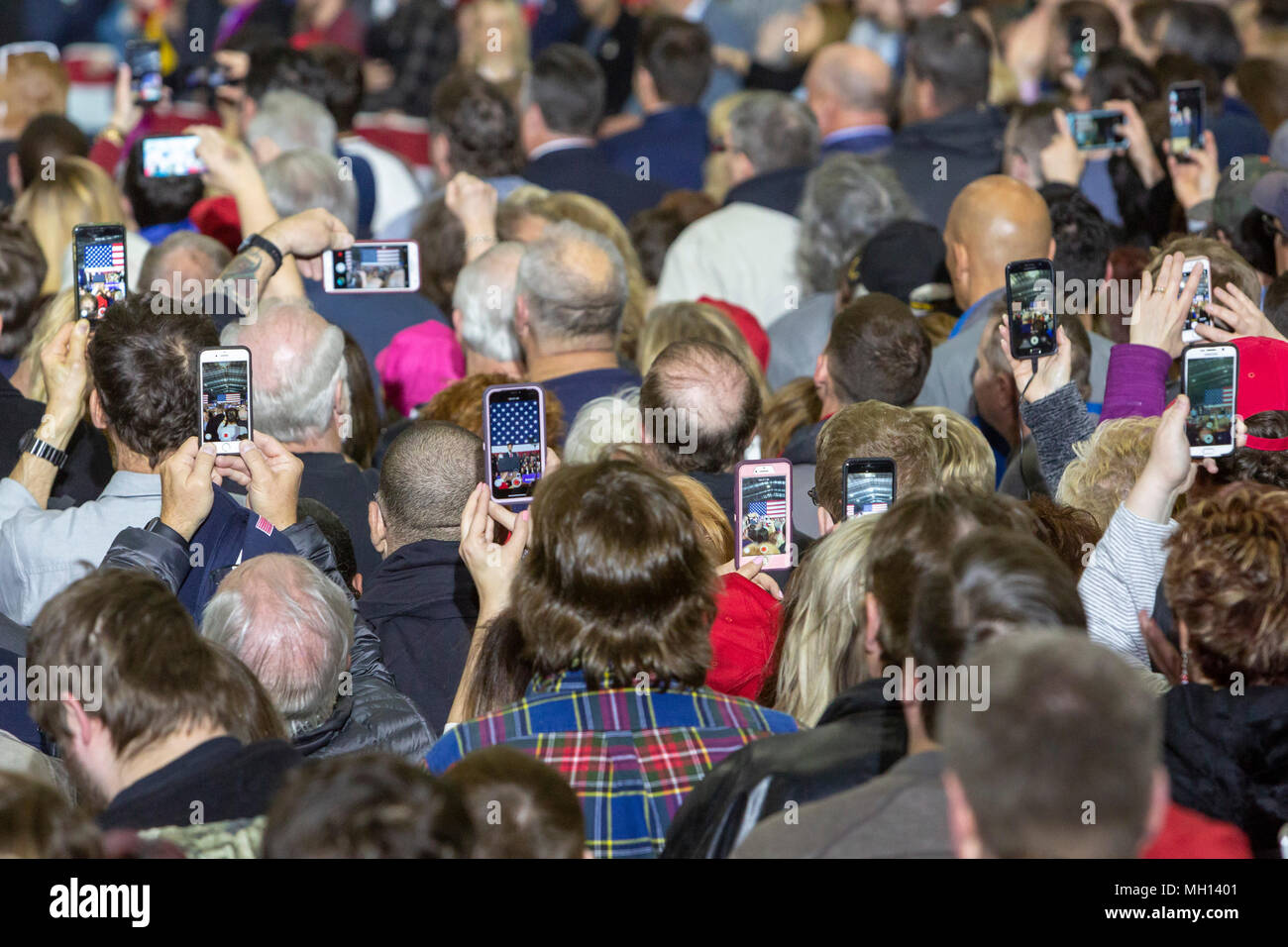 Washington Township, Michigan - les gens sur leurs téléphones cellulaires à un rassemblement électoral Donald Trump Président Macomb Comté (Michigan). Banque D'Images