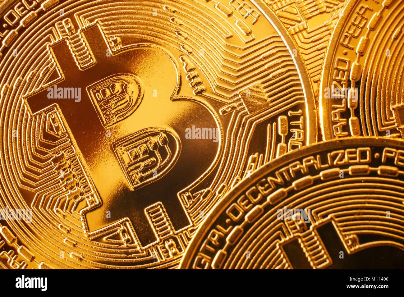 Brillant or bitcoins pattern, fond d'écran. L'argent d'or de la monnaie  numérique, peu coin close up, concept cryptocurrency.espace pour texte, de  l'argent numérique investissem Photo Stock - Alamy