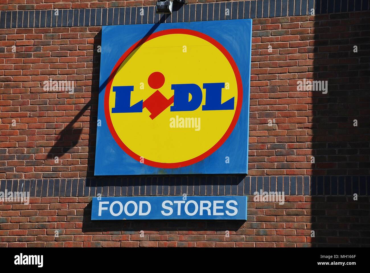 Inscrivez-vous à l'extérieur d'une branche de l'allemand de la distribution Lidl à Folkestone dans le Kent, Angleterre le 6 juillet 2008. Banque D'Images