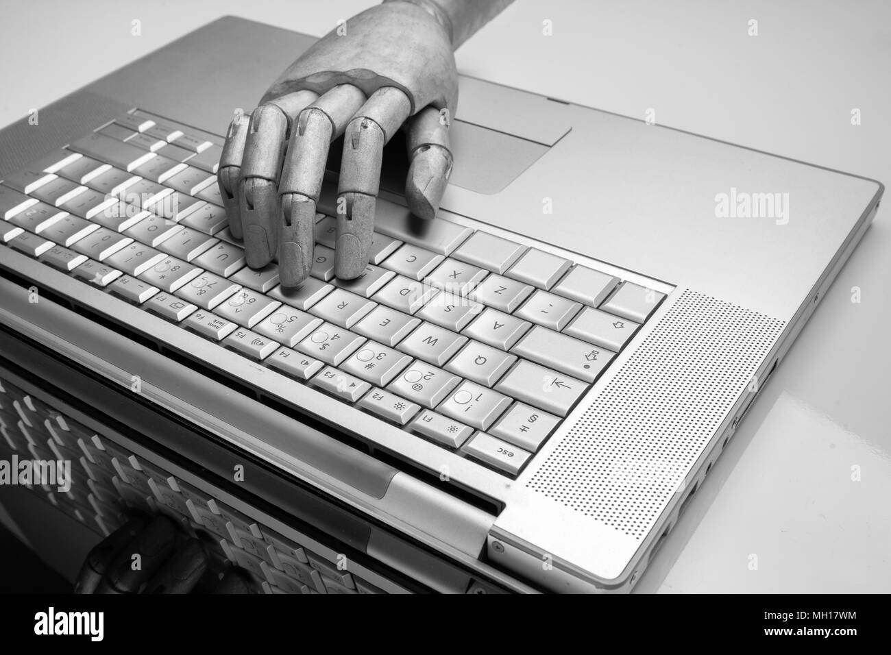 Robot futuriste frappe la main et travailler avec clavier d'ordinateur portable. Bras mécanique avec ordinateur Banque D'Images