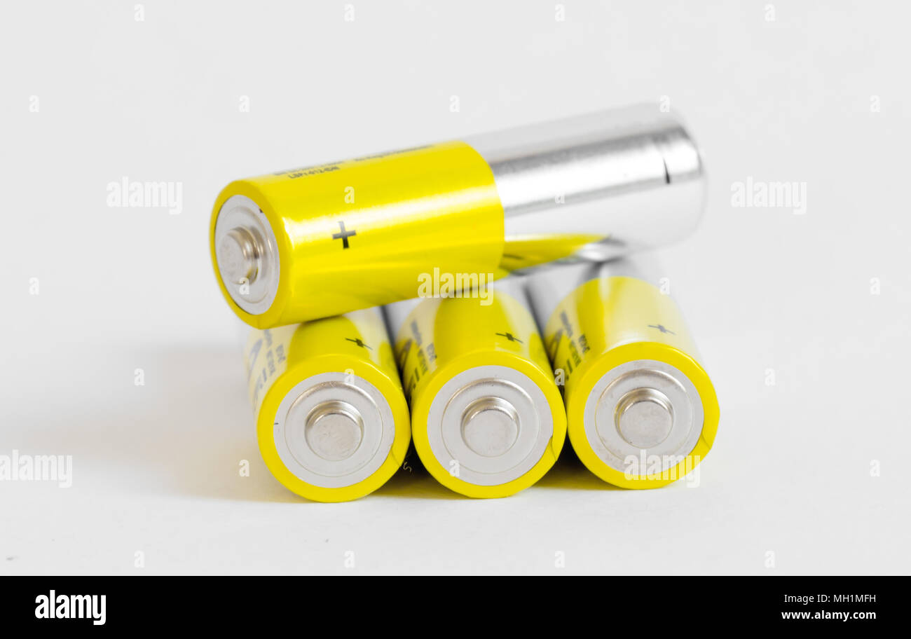 Piles alcalines jaunes Banque D'Images