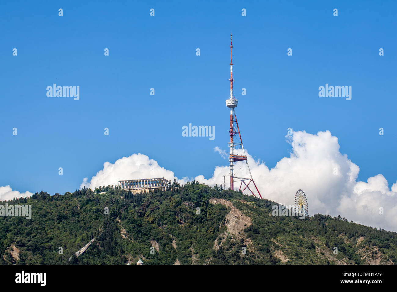 Tbilissi, la tour de télévision sur le mont Mtatsminda - Géorgie. Banque D'Images