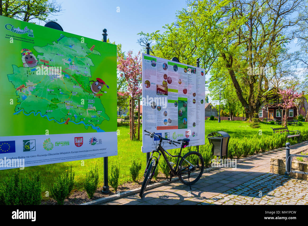 Parc Macédoine, Pologne - Apr 28, 2018 : location parking dans un parc verdoyant en face d'une carte touristique avec des sites touristiques. Ce petit village est lo Banque D'Images