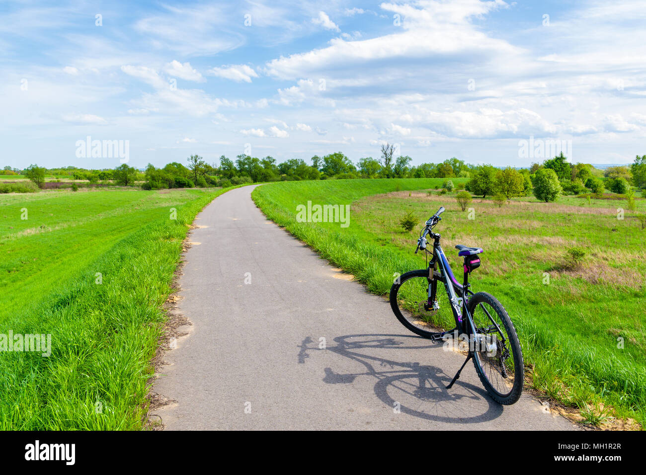 Piste cyclable de la rivière Vistule, Pologne - Apr 28, 2018 : vtt gratuit sur piste cyclable à proximité de la rivière Vistule au printemps journée ensoleillée. Le vélo est très Banque D'Images