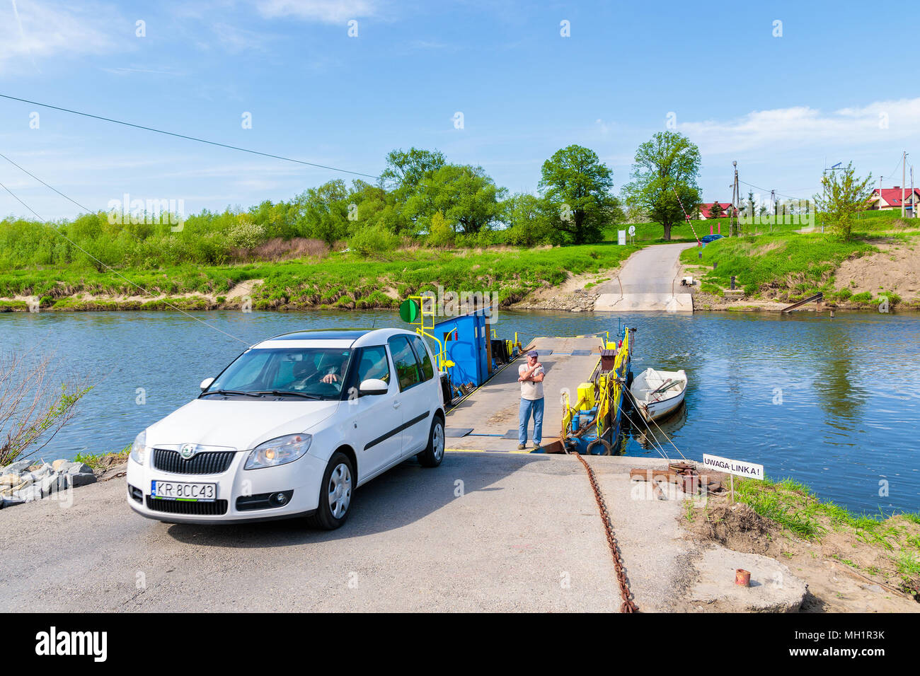 La rivière Vistule, Pologne - Apr 28, 2018 : voiture laissant petit ferry qui transporte des personnes et des véhicules de l'autre côté de la rivière aux beaux jours du printemps. Ce pla Banque D'Images