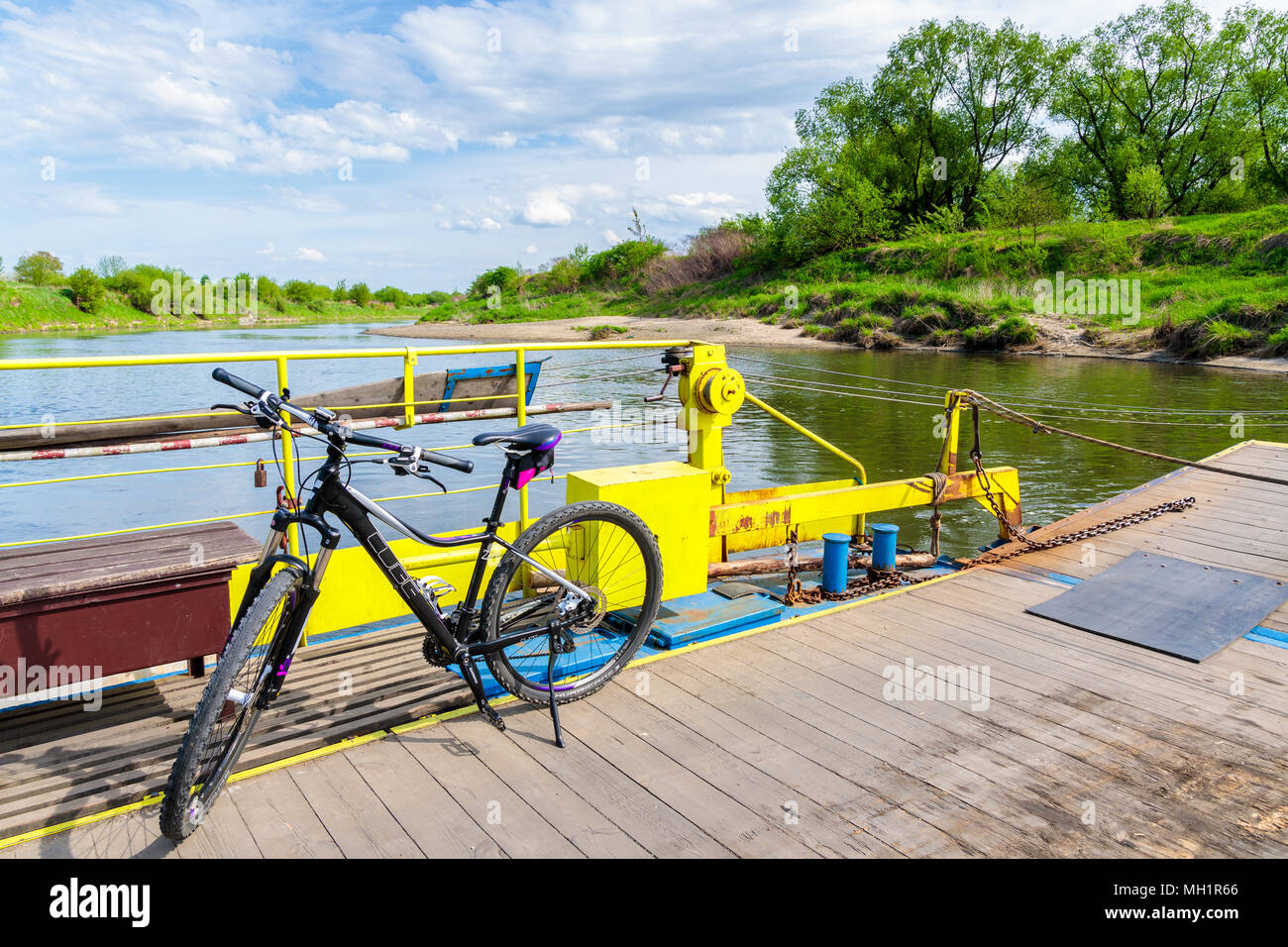 La rivière Vistule, Pologne - Apr 28, 2018 : vtt gratuit sur ferry le transporter à travers la rivière Vistule au printemps journée ensoleillée. Le vélo est très pop Banque D'Images