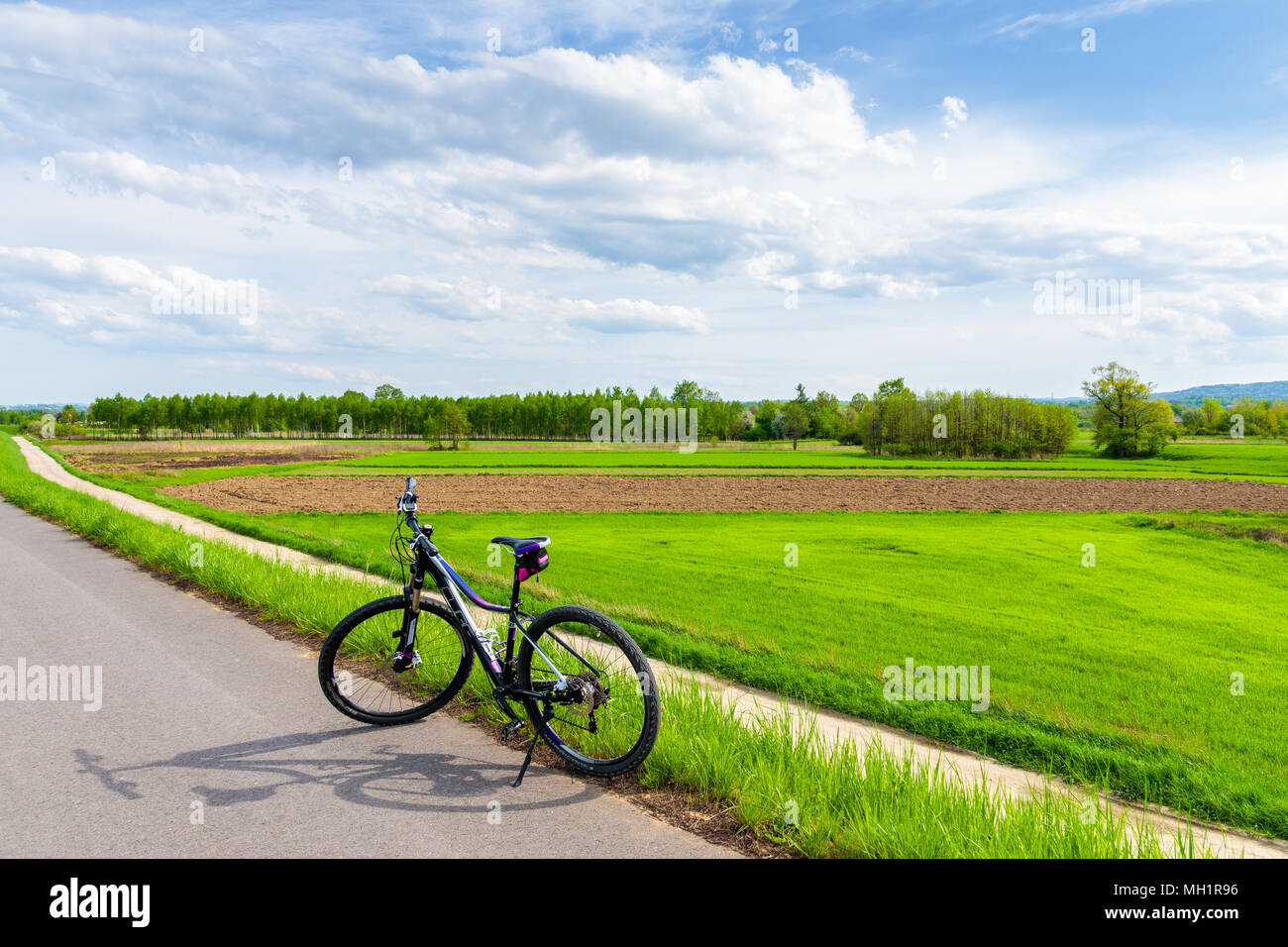 Piste cyclable de la rivière Vistule, Pologne - Apr 28, 2018 : vtt gratuit sur piste cyclable à proximité de la rivière Vistule au printemps journée ensoleillée. Le vélo est très Banque D'Images