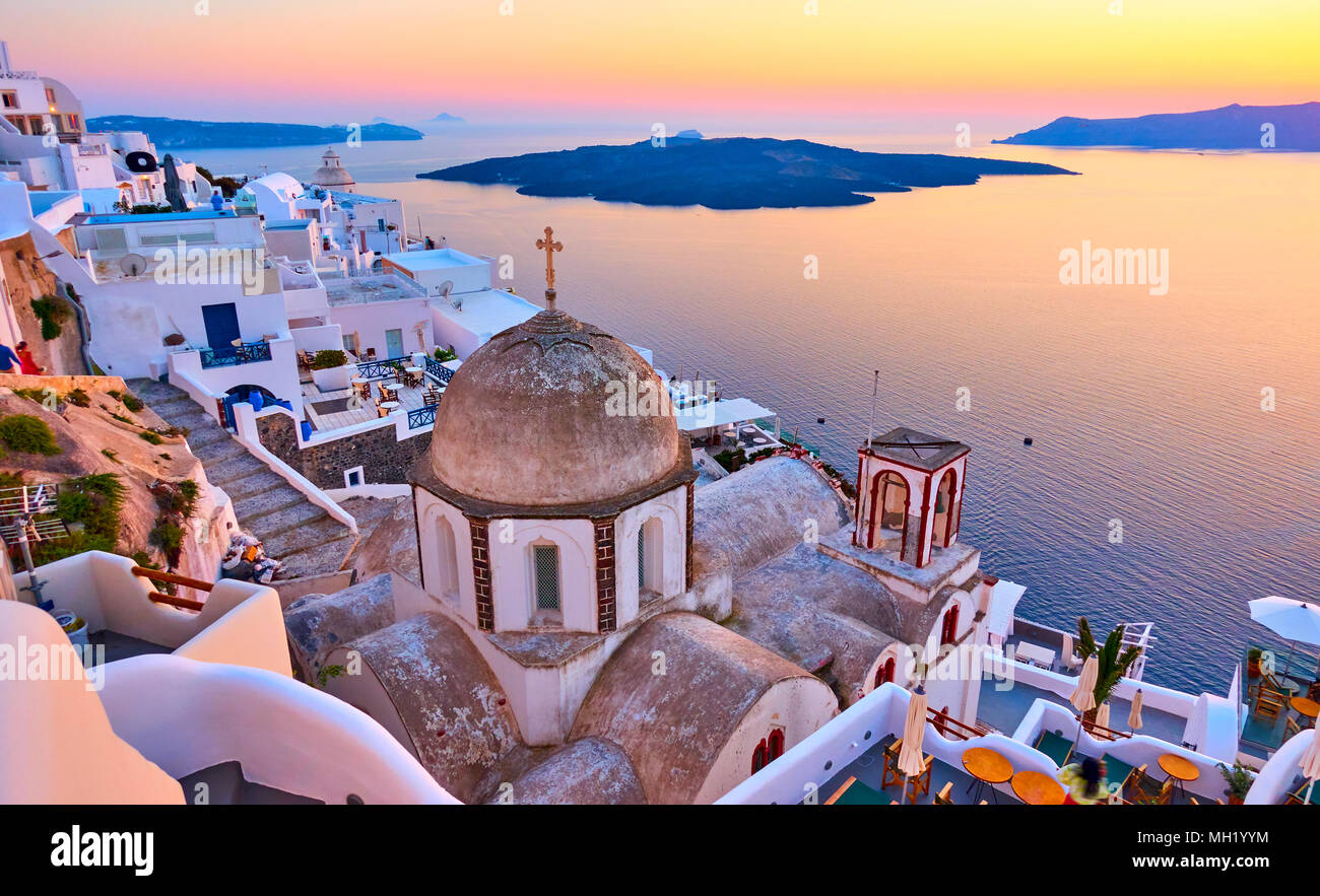 Voir la soirée de Thira ville et mer au coucher du soleil, l'île de Santorin, Grèce Banque D'Images