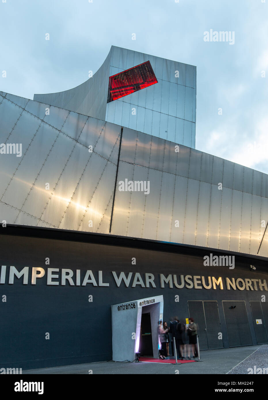 Imperial War Museum North à Salford Quays, Trafford, Greater Manchester, Royaume-Uni le 26 avril 2018 l'air shard a un balcon de visualisation qui est allumé en wit Banque D'Images