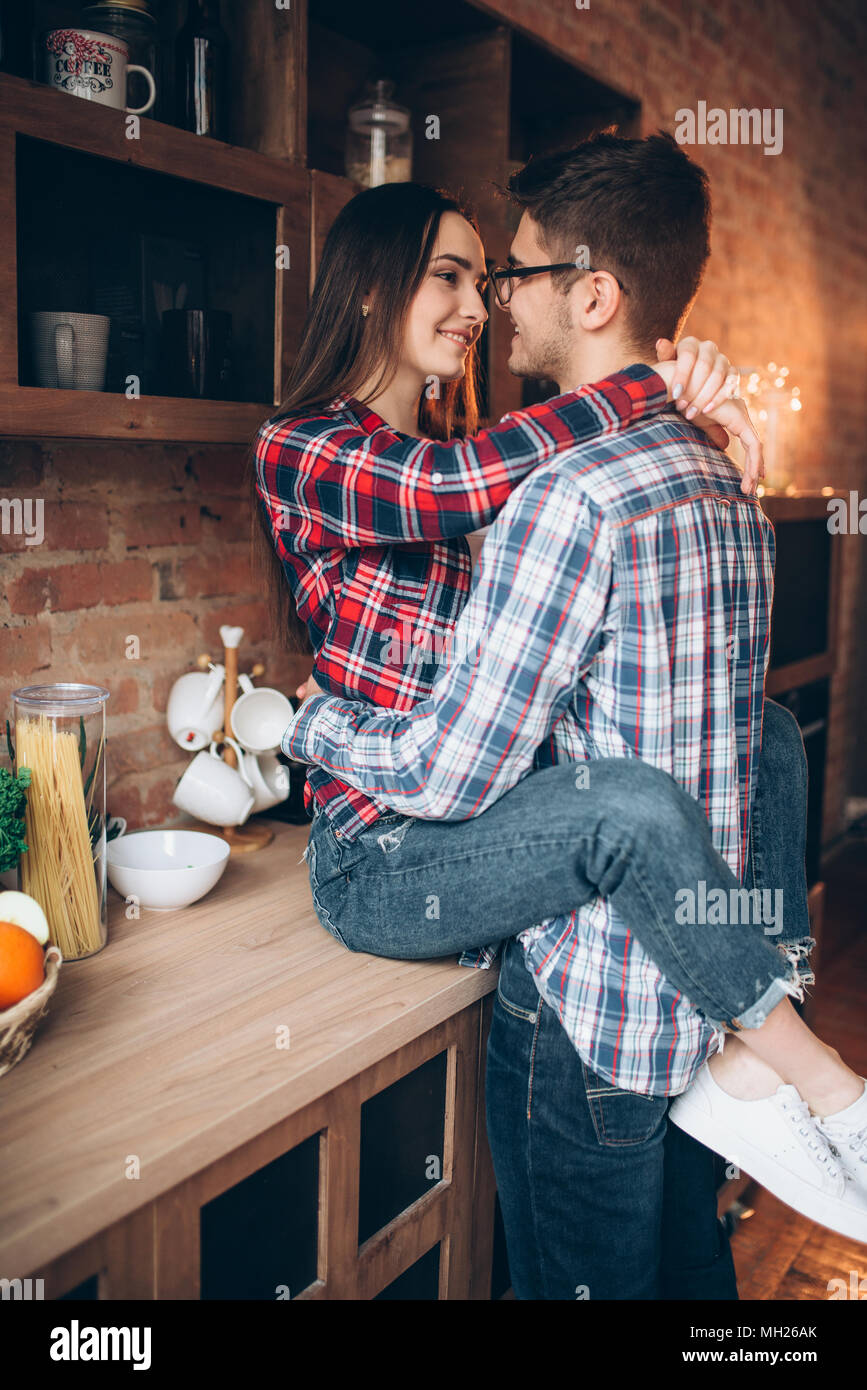 Jeune couple amour câlins sur la cuisine Banque D'Images