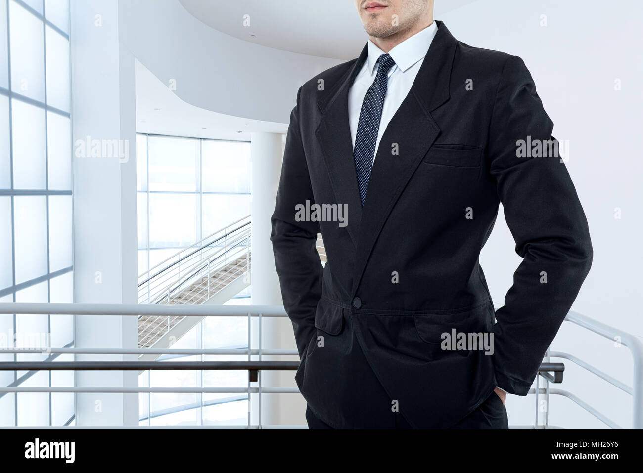 Homme d'affaires en cravate et costume noir pose Photo Stock - Alamy