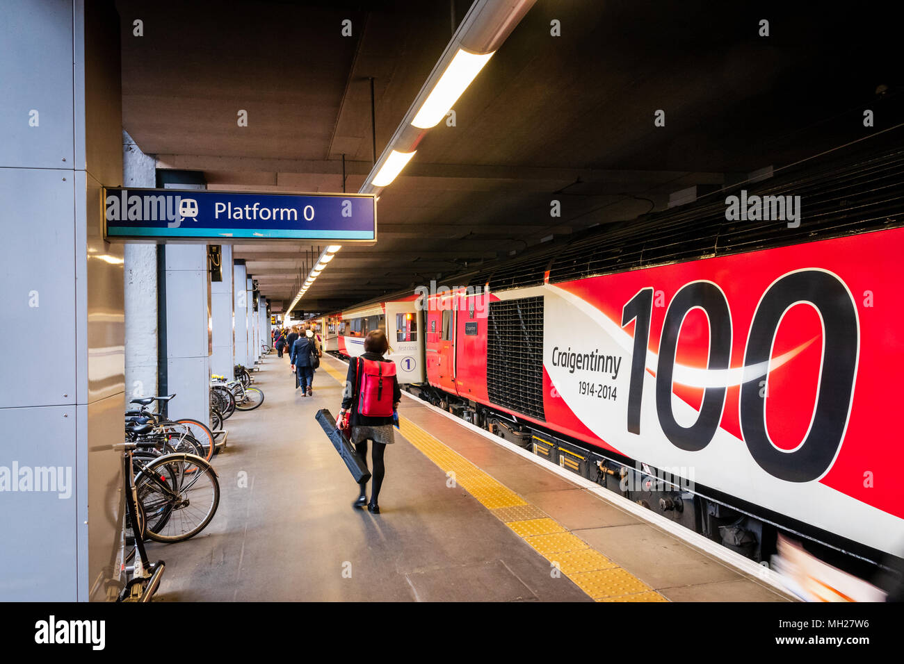 Les passagers à pied le long de 0 plate-forme à la gare de Kings Cross à obtenir dans un train Banque D'Images