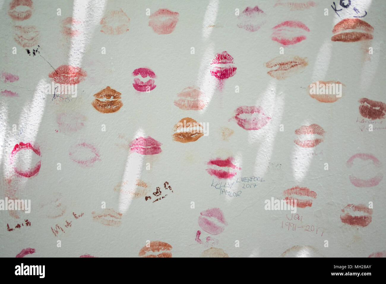 Baisers de rouge à lèvres sur un mur à Lindos, Rhodes, Grèce Banque D'Images