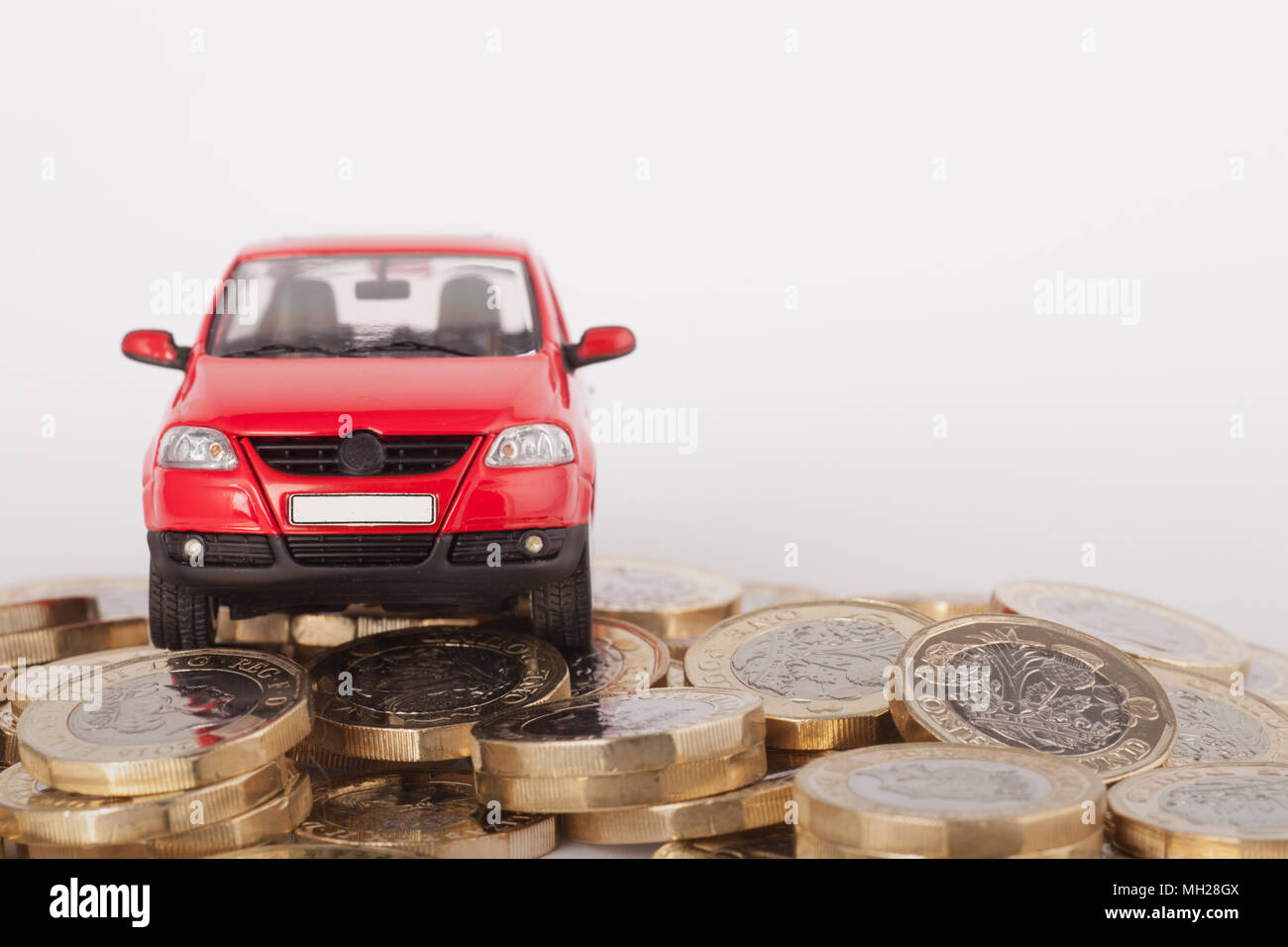 Voiture rouge sur argent avec copyspace Banque D'Images