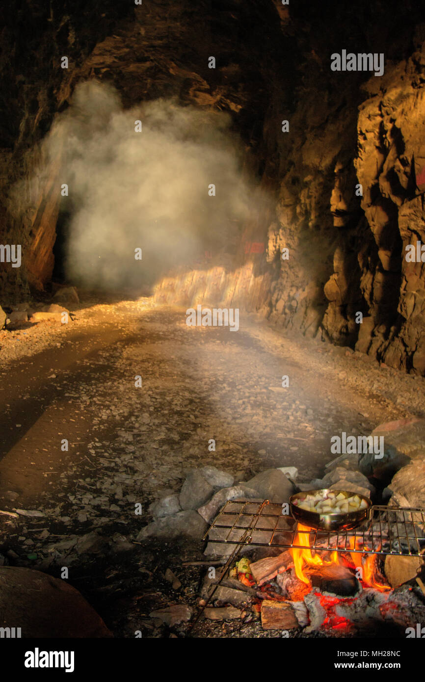 La fumée d'un feu de cuisson remplit le tunnel ferroviaire abandonné d'Ely's Peak près de Duluth (Minnesota) Banque D'Images