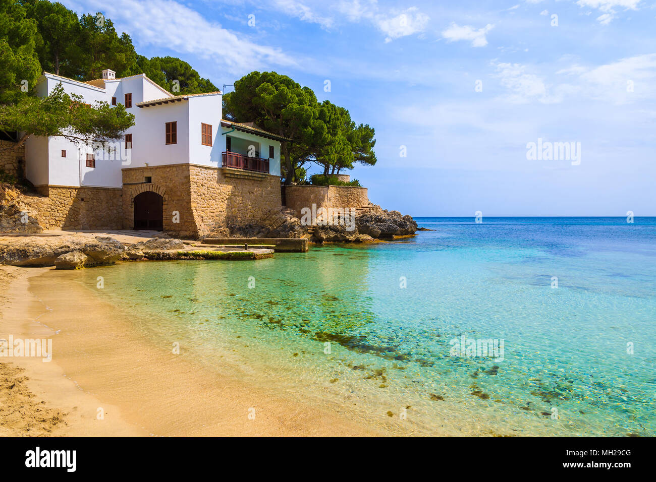 Belle vue sur la baie de Cala Gat avec plage et maison sur la côte, l'île de Majorque, Espagne Banque D'Images