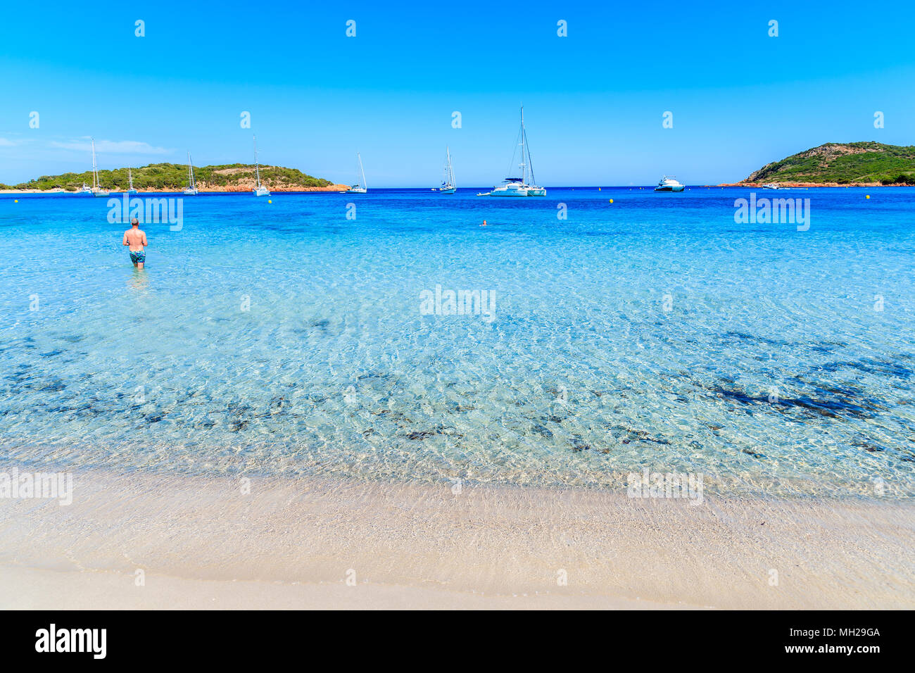 Balades touristiques homme non identifié dans l'eau sur la plage de Santa giulia, Corse, France Banque D'Images